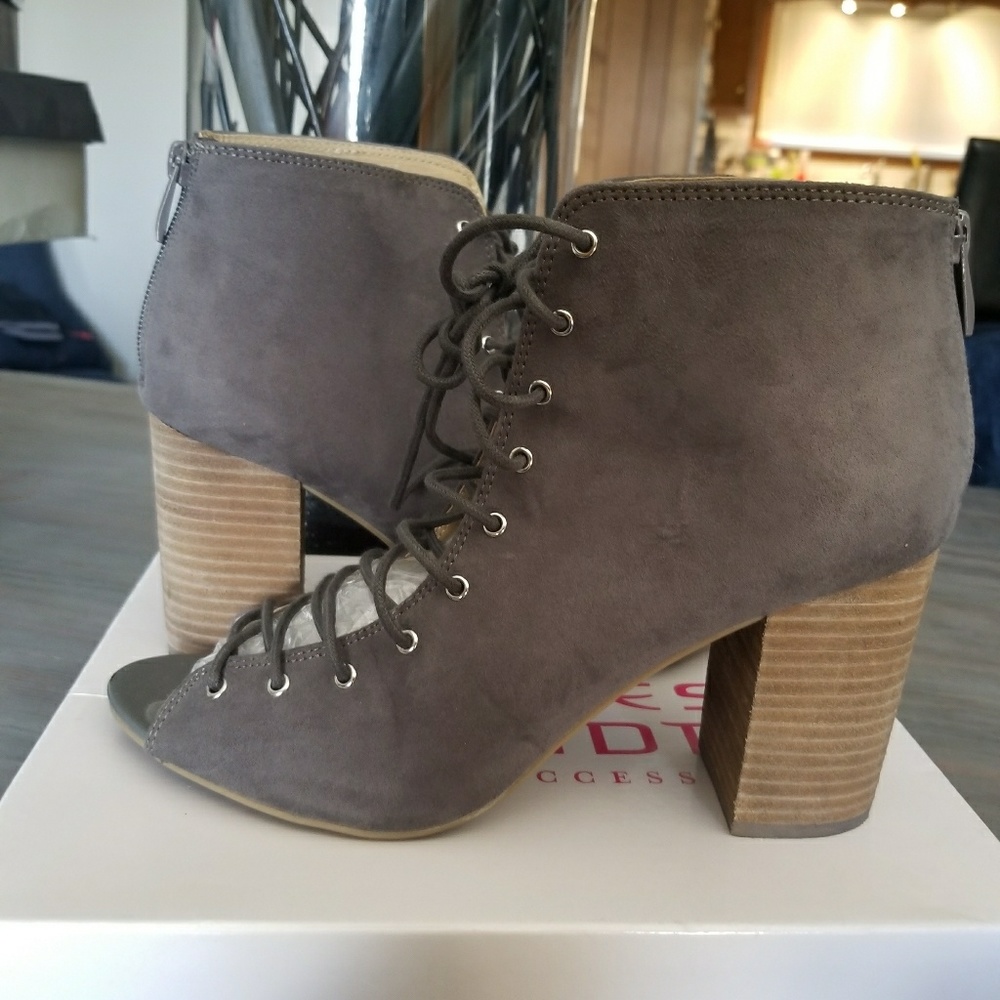 Like new Chinese Laundry gray laced shoes